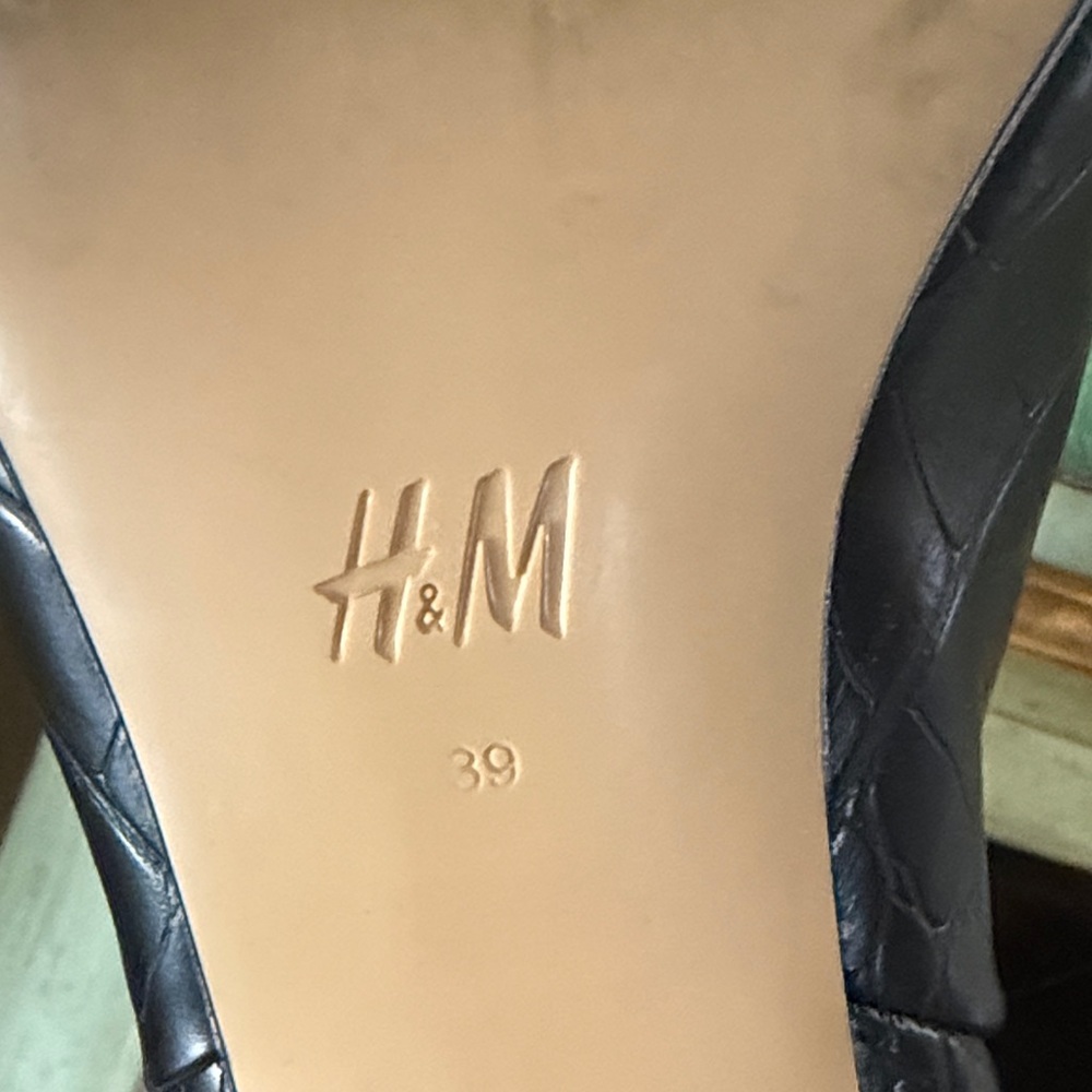 H&M Black Croc-Embossed Knee-High Pointed Toe Boots - Picture 10 of 10
